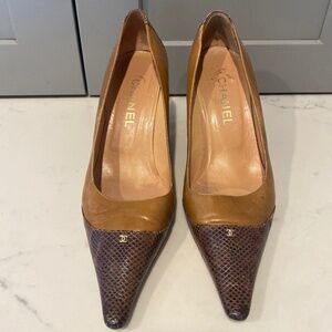 Women’s Chanel leather pumps